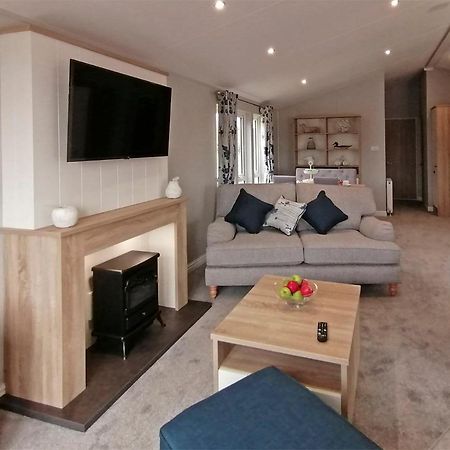 The Springs Lakeside Holiday Park Fladbury Екстериор снимка