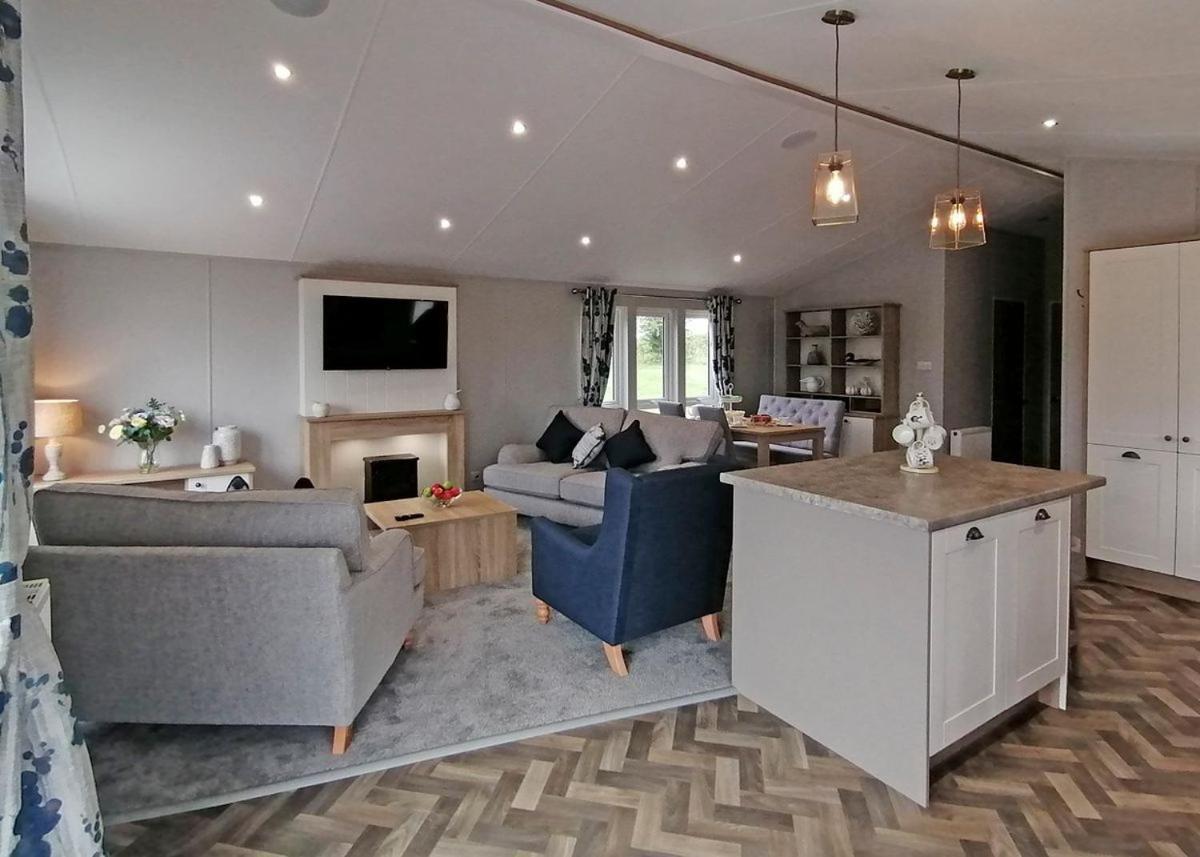 The Springs Lakeside Holiday Park Fladbury Екстериор снимка