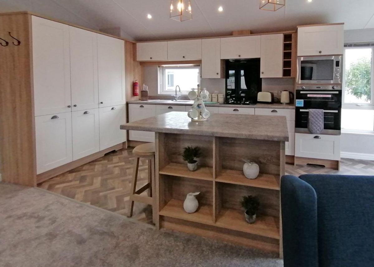 The Springs Lakeside Holiday Park Fladbury Екстериор снимка