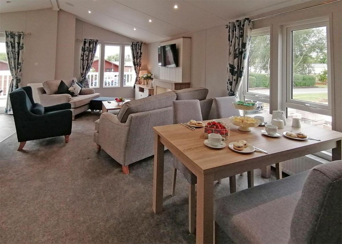 The Springs Lakeside Holiday Park Fladbury Екстериор снимка