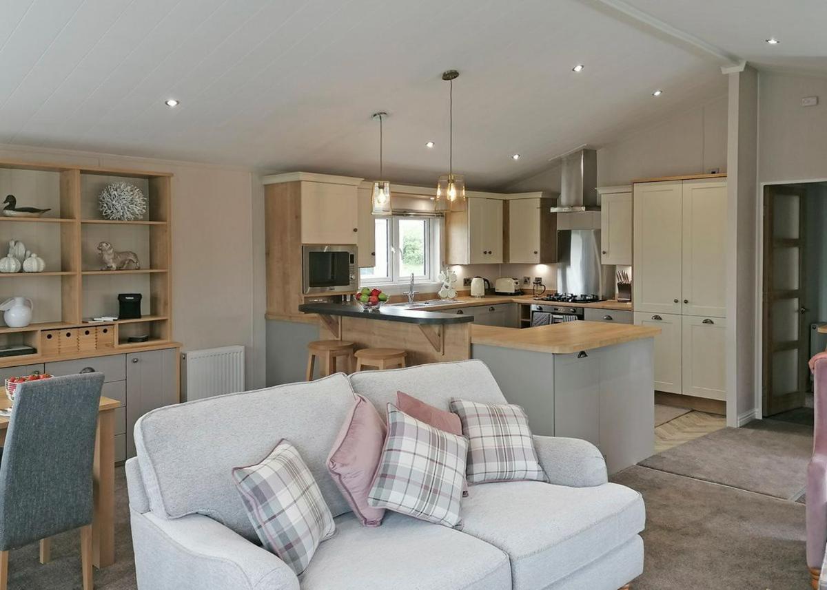 The Springs Lakeside Holiday Park Fladbury Екстериор снимка