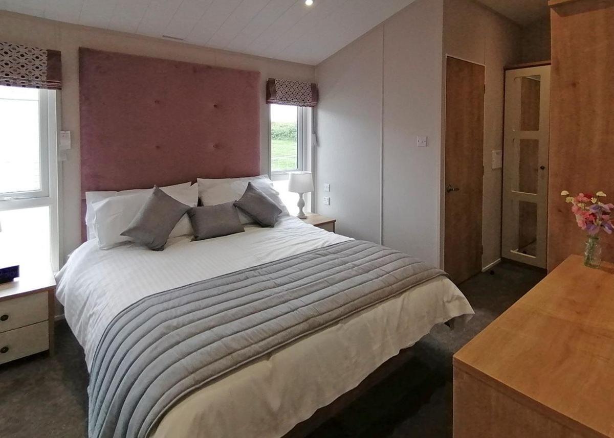 The Springs Lakeside Holiday Park Fladbury Екстериор снимка