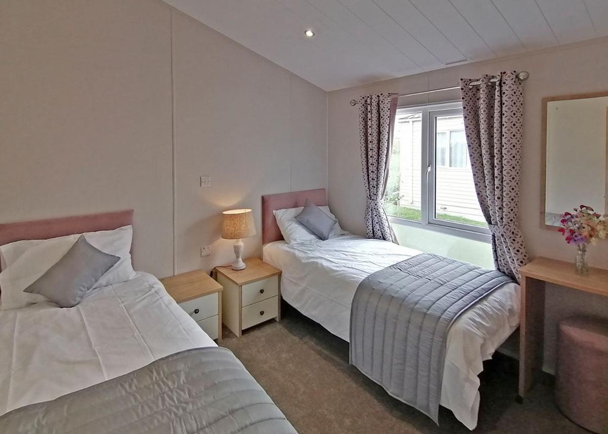 The Springs Lakeside Holiday Park Fladbury Екстериор снимка